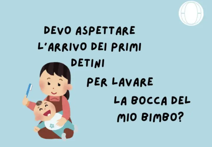 Mamma lava la bocca del neonato con uno spazzolino. La domanda è: devo aspettare i primi dentini per l'igiene orale del mio bimbo?
