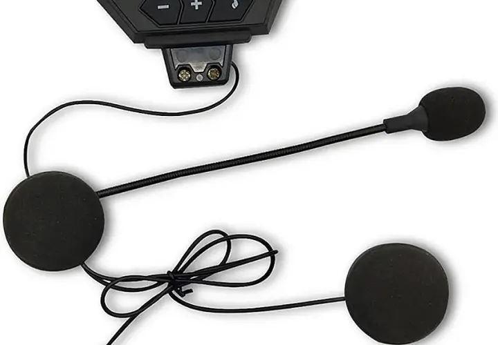 Słuchawki do kasku motocyklowego: Interkom czy Bluetooth? Wybierz mądrze!
