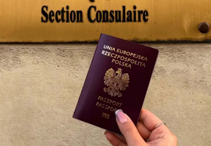 Polski paszport w dłoni przed tabliczką "Section Consulaire". Czy do Francji trzeba paszport? Tak, jeśli nie jesteś obywatelem UE.