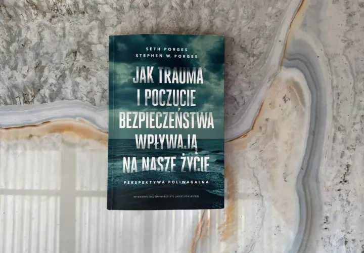 Książka "Jak trauma i poczucie bezpieczeństwa wpływają na nasze życie" Setha i Stephena Porgesów. To ważna lektura, bo nie zaczęło się od ciebie.
