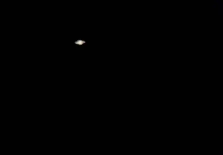 Saturn przez lornetkę. Widoczny pierścień gazowego olbrzyma, jakby namalowany pędzlem.