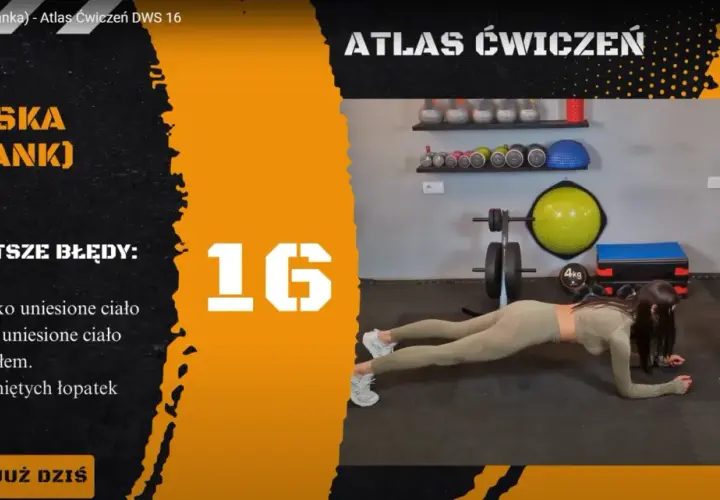Jak robić plank? Kobieta w pozycji deski na siłowni, obok lista najczęstszych błędów.