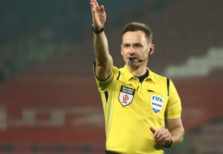 Zarobki sędziego piłkarskiego FIFA: Ile naprawdę można zarobić?