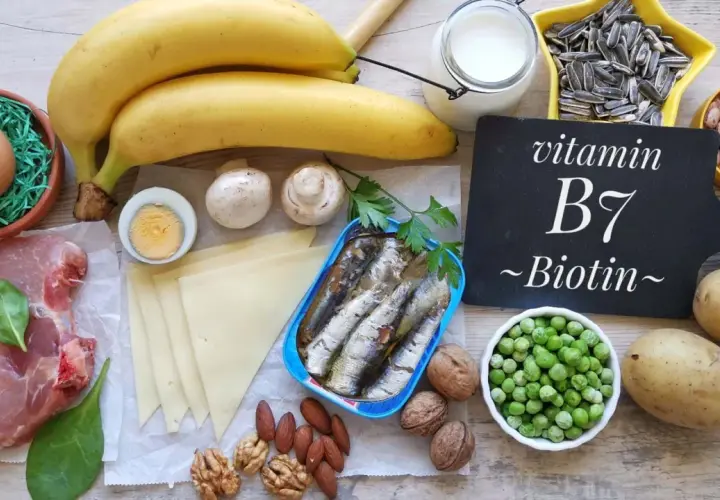 Biotin Lebensmittel: Bananen, Eier, Schweinefleisch, Pilze, Sardinen, Erbsen, Kartoffeln, Nüsse, Samen, Bohnen, Käse, Milch.