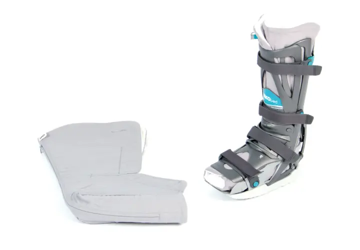 Ein VACU-PED Schuh, wie fest er ist, und sein gepolsterter Innenschuh auf weißem Hintergrund.