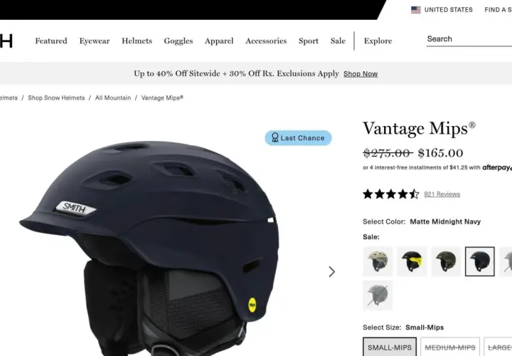 Granatowy kask z przyłbicą Smith Vantage Mips, idealny na stok. Ostatnia szansa na zakup w promocyjnej cenie.