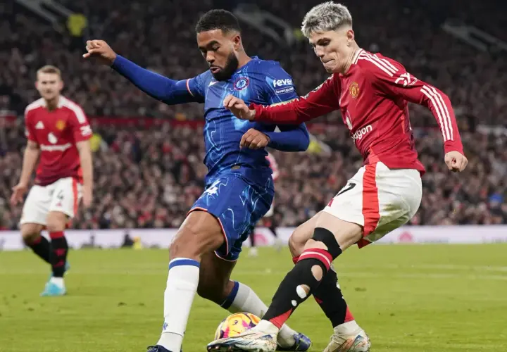 Piłkarze w akcji, jeden w niebieskiej koszulce Chelsea, drugi w czerwonej koszulce Manchesteru United. Mecze tych klubów to często starcia najbogatszych klubów piłkarskich.