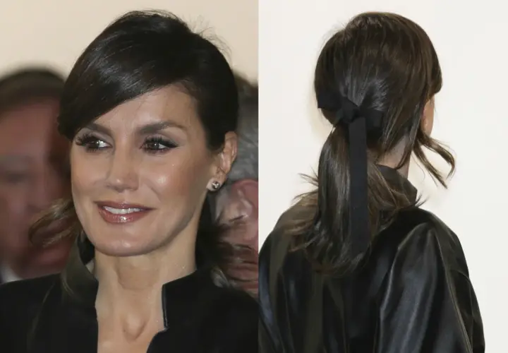 Recogidos fáciles informales: coleta baja con lazo negro, ideal para un look moderno y desenfadado.