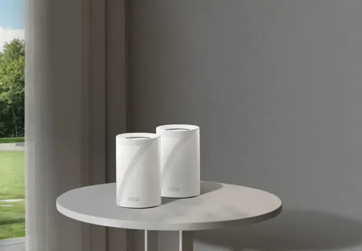 Un routeur extérieur sur un poteau et deux routeurs Deco sur une table. Ces appareils connectent votre maison à Internet.
