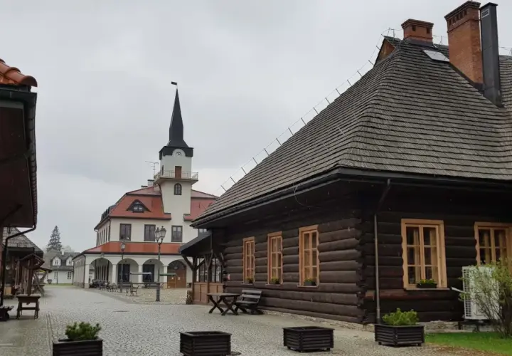 Urokliwe miasteczko galicyjskie z drewnianymi domami i wieżą ratuszową. Brukowany plac zaprasza do spaceru.