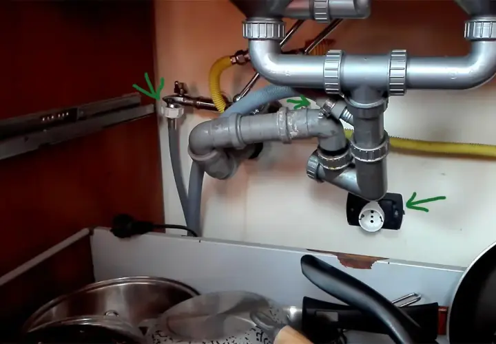 Connessioni idrauliche e presa elettrica per il montaggio lavastoviglie incasso.