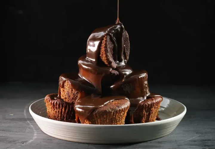 En hög med chokladiga muffins, dränkta i varm chokladsås. En härlig sticky toffee pudding-upplevelse.