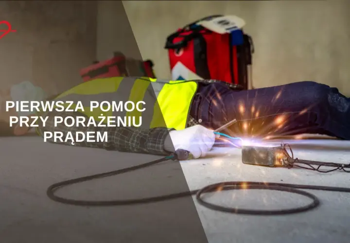 Osoba w kamizelce odblaskowej leży na ziemi, dotykając przewodu, z którego wydobywają się iskry. To obraz ostrzegający przed porażeniem prądem.
