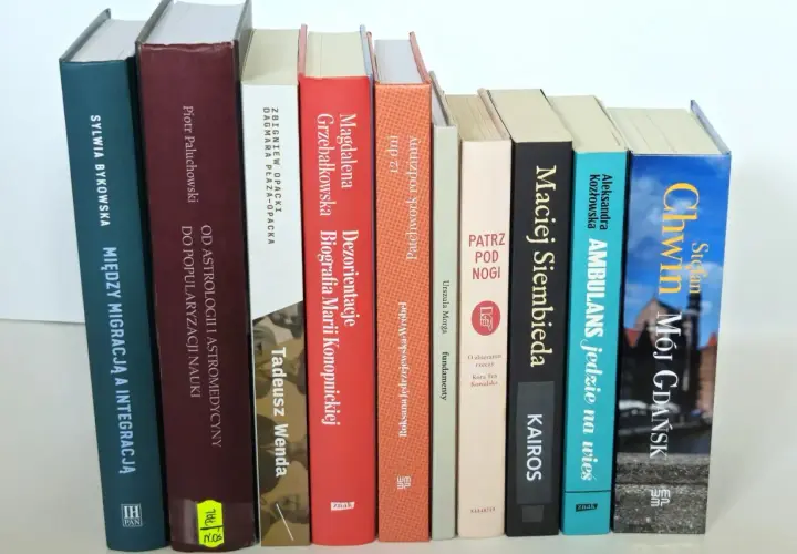 Książki, które mogą być nagrodami literackimi: "Między migracją a integracją", "Od astrologii i astromedycyny", "Dezorientacje. Biografia Marii Konopnickiej", "Patrz pod nogi".