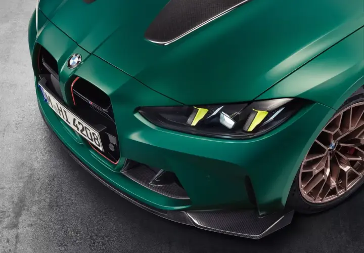 Przód zielonego BMW M4 CSL z detalami z włókna węglowego i złotymi felgami.