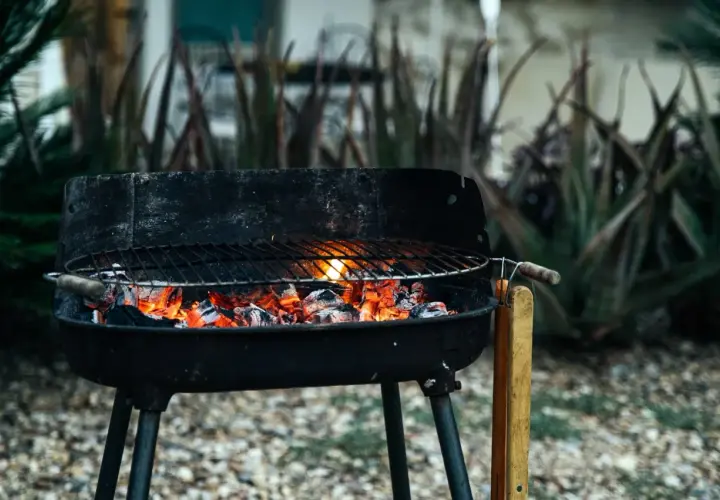 Brasero prêt pour la cuisson barbecue, braises ardentes sous la grille. L'été arrive !