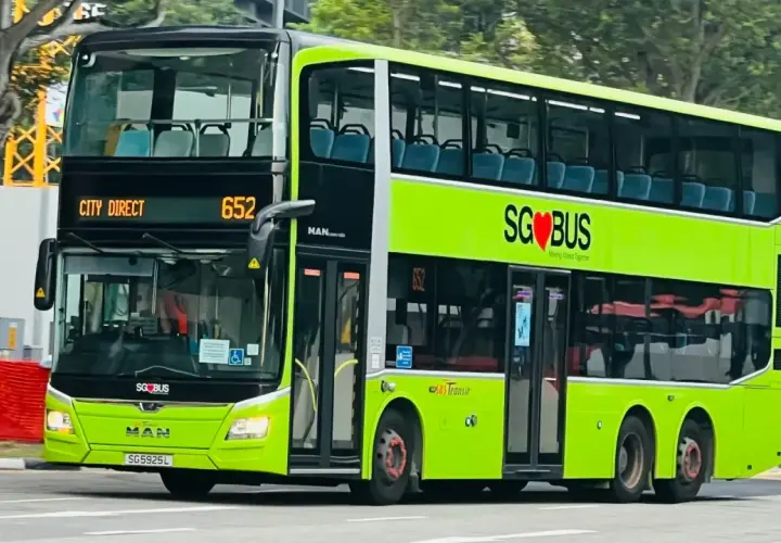Jasnozielony autokar piętrowy SG BUS z numerem 652 na trasie City Direct.