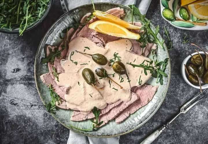 Vitello Tonnato: das original italienische Rezept mit zartem Kalbfleisch, cremiger Thunfischsauce, Kapern und Rucola. Ein Genuss!