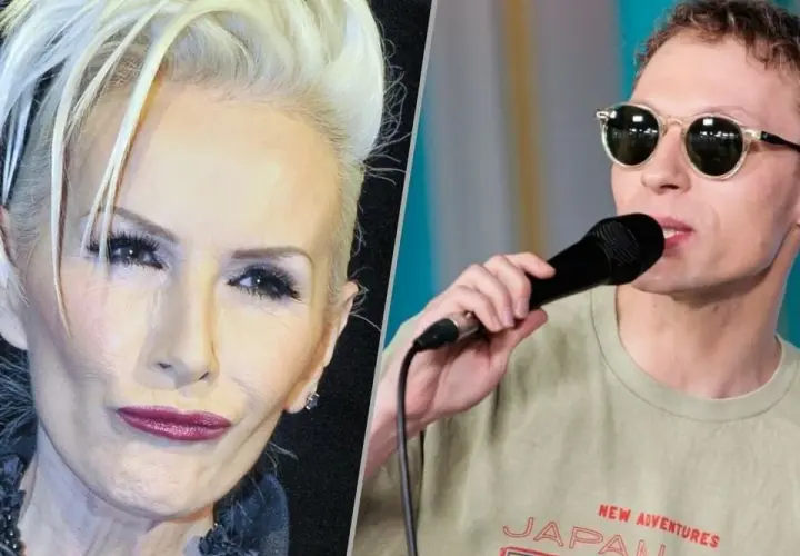 Kobieta z blond włosami i mężczyzna w okularach śpiewają. Tekst piosenki "czekam na wiatr co rozgoni" pasuje do tej sceny.