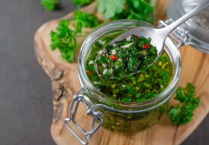 Jak zrobić autentyczną argentyńską marynatę chimichurri do wołowiny? Świeża, zielona marynata z pietruszki, czosnku i chili w słoiku.