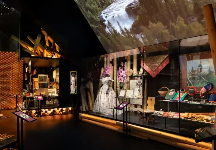 Nordiska museet visar nordbor och deras liv. Utställningen har kläder, föremål och bilder från förr.