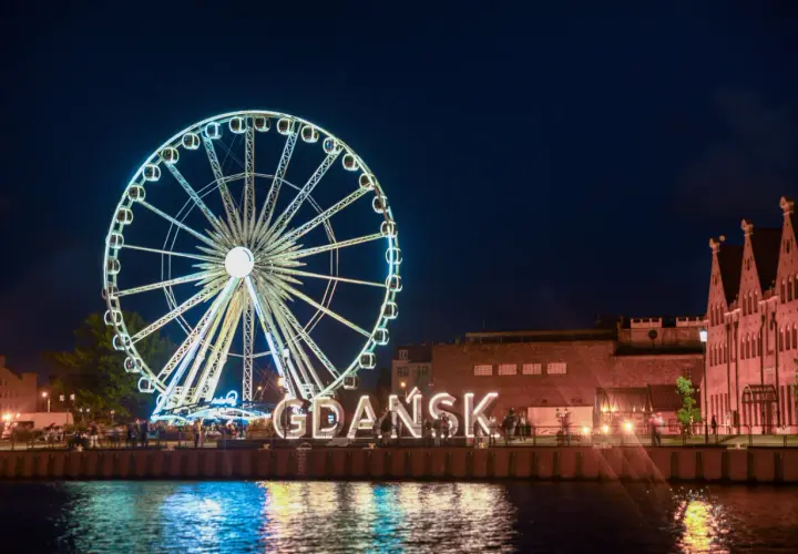 Nocą w Gdańsku: podświetlany diabelski młyn i napis "GDAŃSK" to nietypowe atrakcje, które zachwycają nad Motławą.