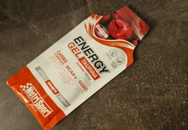 Żelki energetyczne NutriSport o smaku wiśniowym, zawierające taurynę i BCAA, idealne przed, w trakcie i po wysiłku.