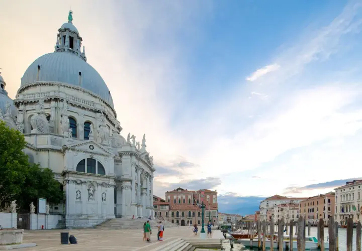 La majestueuse basilique Santa Maria della Salute à Venise, avec ses dômes imposants, se dresse face au Grand Canal.