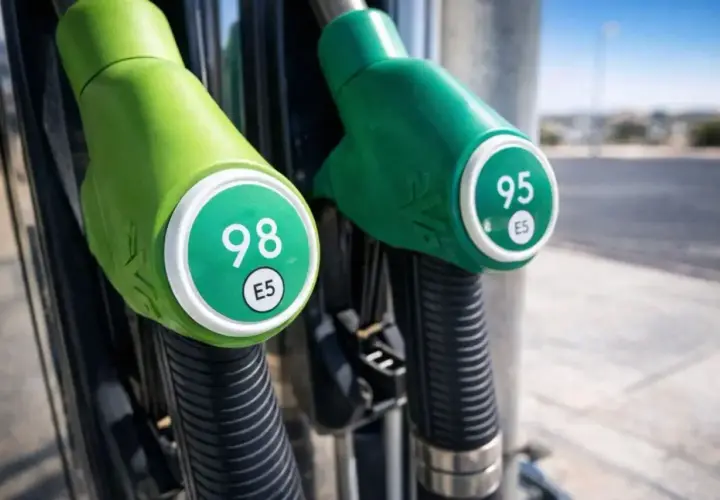 Dos boquillas de gasolina, una con 98 y otra con 95, listas para repostar tu moto.