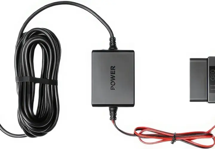 Zestaw do stałego zasilania wideorejestratora: kabel USB-C, moduł "POWER" i adapter OBD.