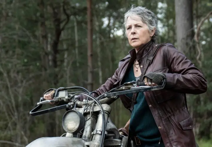 Carol, dans The Walking Dead : Daryl Dixon saison 2, sur sa moto, prête à affronter les dangers de la forêt.