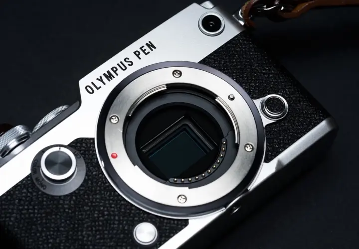 Zbliżenie na matrycę aparatu Olympus PEN z widocznym bagnetem obiektywu.