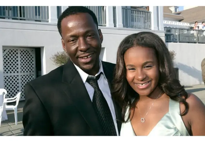 Bobby Brown i jego córka Bobbi Kristina Brown uśmiechają się do aparatu.