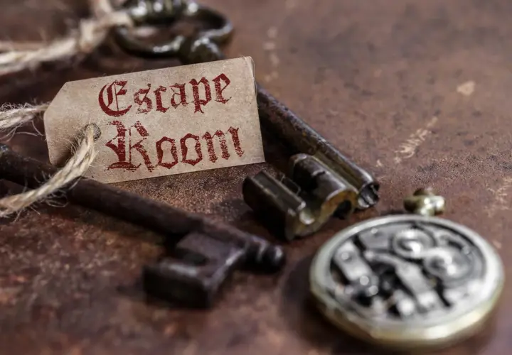 Stare klucze i zegarek kieszonkowy, a na nich etykieta z napisem "Escape Room". To zapowiedź najlepszego escape roomu w Polsce!