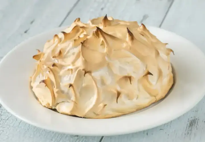 Une omelette norvégienne dorée et meringuée, prête à être dégustée.