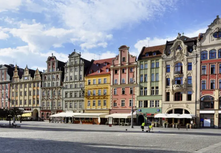 Kolorowe kamienice na Rynku we Wrocławiu, idealne miejsce na romantyczną randkę.