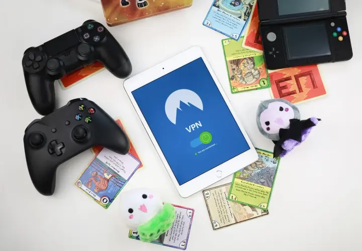 Gry, kontrolery i tablet z VPN – wszystko, co potrzebne, by dowiedzieć się, jak pobrać grę ze Steam na telefon.