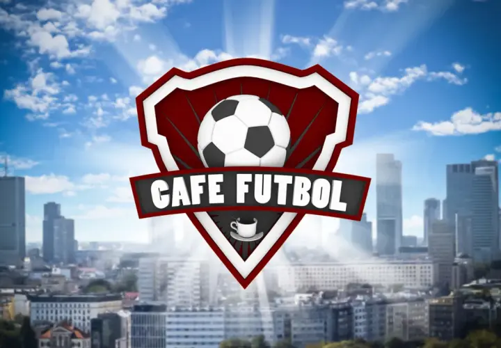 Logo "Cafe Futbol" z piłką i filiżanką kawy na tle miasta i nieba.