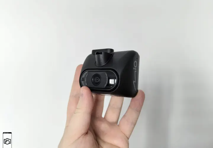 Czarna kamera samochodowa z technologią **sony starvis** w dłoni, gotowa do rejestrowania każdej podróży.
