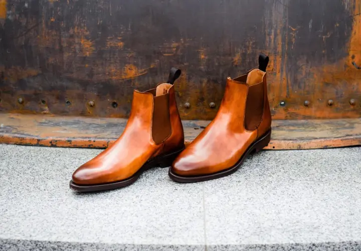 Eleganckie, brązowe sztyblety ze skóry, idealne na jesień. Co to za buty? To klasyka stylu!