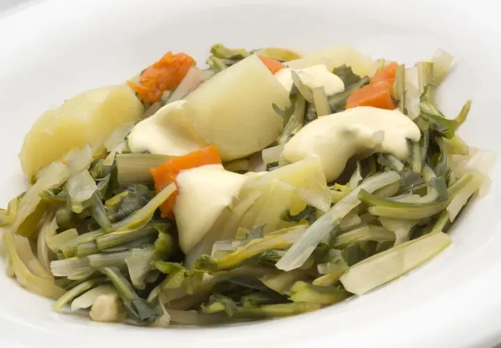 Ensalada de patatas, zanahoria y achicoria italiana con mayonesa.
