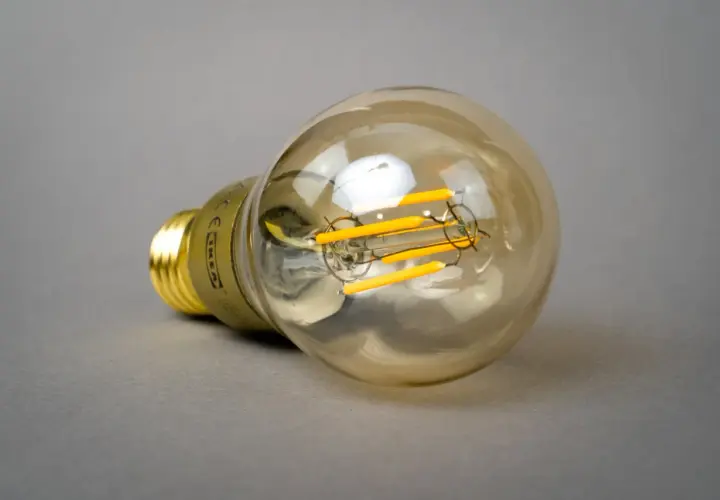Żarówka LED filamentowa IKEA, która jest najbardziej energooszczędna.