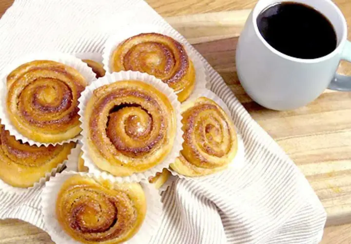Fika-dags! Sju härliga bullar med mandelmassa, redo att avnjutas med en kopp kaffe.