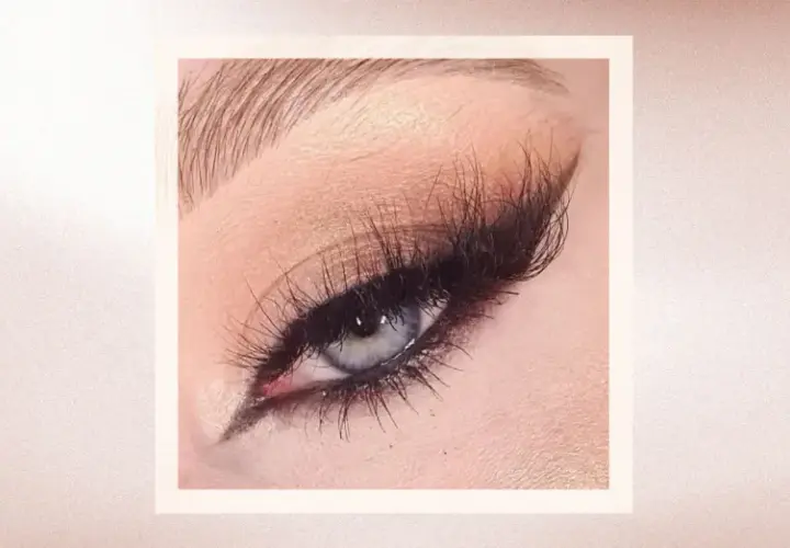 En närbild på ett öga med dramatisk eyeliner och lösögonfransar, som ger en "siren eyes"-effekt.