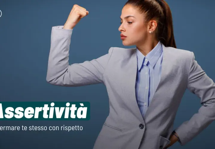 Donna con giacca che mostra il bicipite, simbolo di assertività. Il significato di assertivo è affermare se stessi con rispetto.