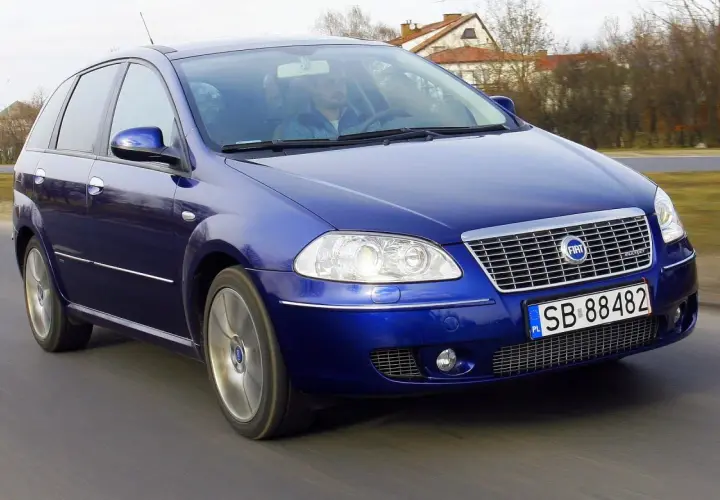 Niebieski Fiat Croma 1.9 JTD jedzie po drodze.