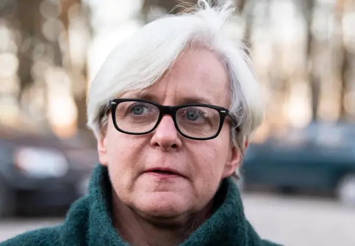 Joanna Kluzik Rostkowska w okularach i zielonym swetrze, z siwymi włosami.