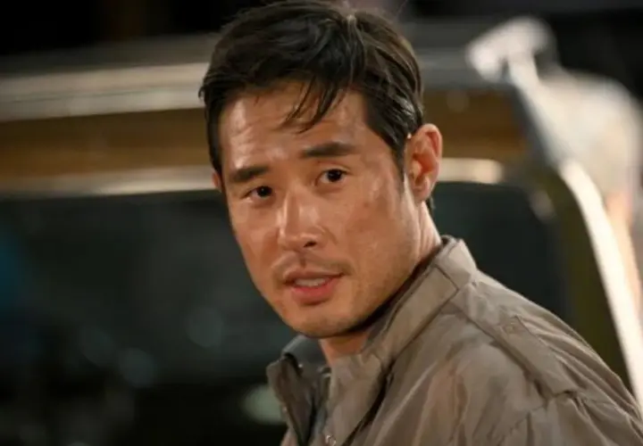 Un homme asiatique, le regard intense, semble avoir déchiffré le code quantique fin.