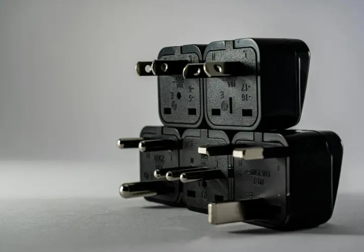 Stos wtyczek elektrycznych. Może symbolizować problemy z zasilaniem, np. brak jednej fazy w domu przyczyny.