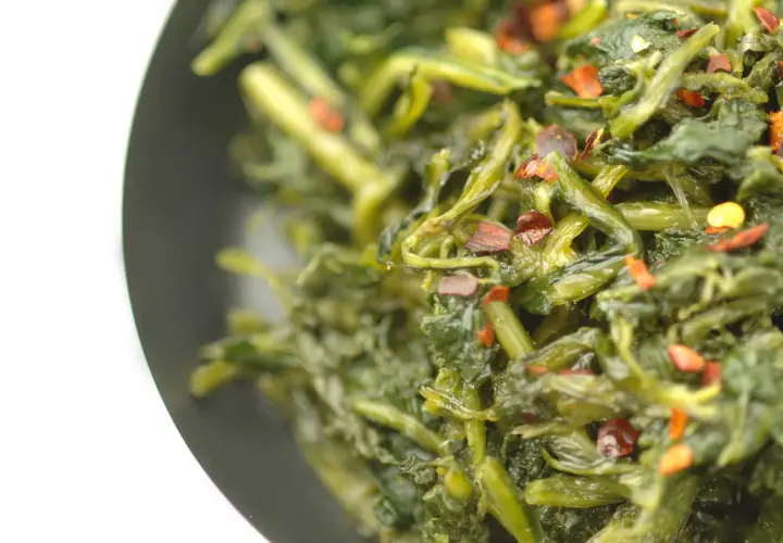 Puntarelle in padella, un contorno saporito e leggermente piccante, pronto per essere gustato.
